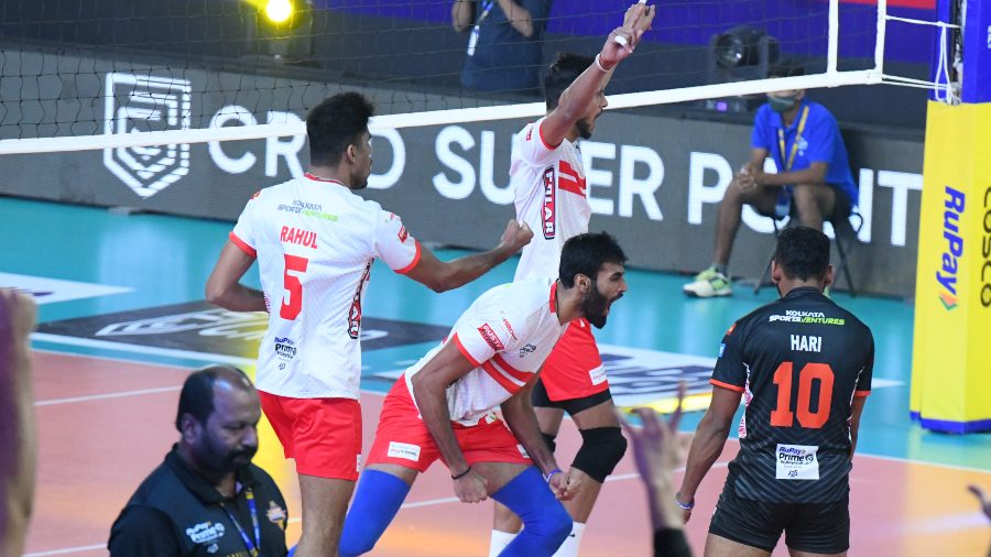 After blowing hot and cold against Chennai, Ashwal Rai (centre) was back to his usual unstoppable self against the Torpedoes