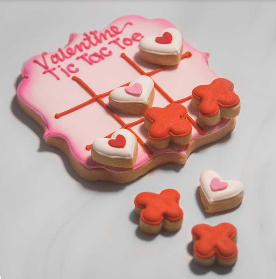 Toe be or not to be! Add a dash of playfulness to your romance with the Tic Tac Toe Iced Cookie. It comes with hearts and crosses and is sure to be a win-win! 