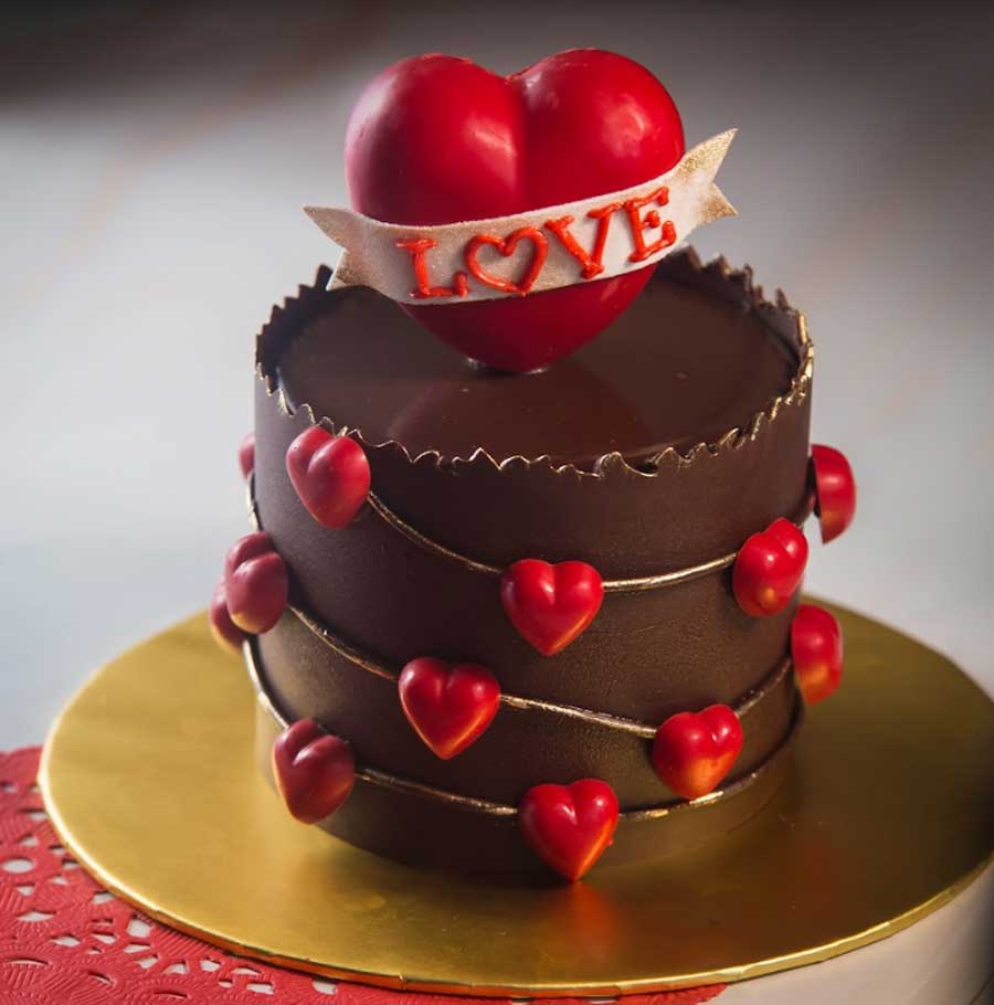 Having a crummy day? A chocolate truffle cake makes everything ‘batter’! This Heart Cake from Kookie Jar will make your Valentine skip a beat.