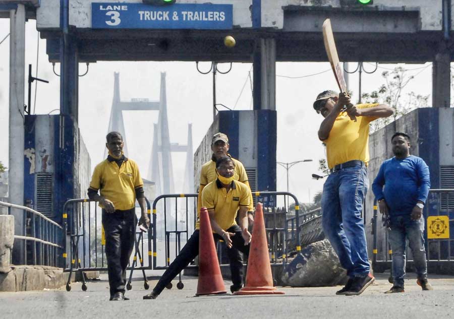 Toll plaza staff play cricket on a closed Vidyasagar Setu on Sunday. The flyover remained shut to traffic for six hours from 8am to 2pm on Sunday to let engineers assess the structure