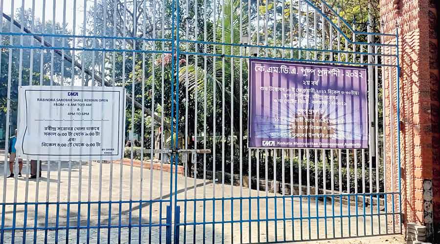 Closed gates of Rabindra Sarobar at 9am on Monday