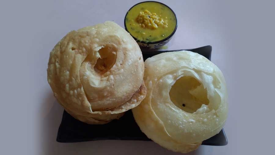 Usually paired with ‘chholar dal’, and sometimes with ‘khoshawala aloor torkari’, Dhakai porotas are puffy, flaky bliss 