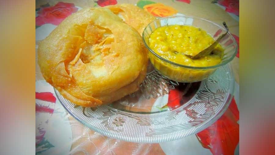 The Dhakai porota was quite a popular street food of Kolkata even till some years back 