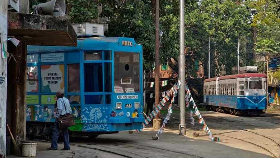 Over the years, trams have evolved. Kolkata now sees trendy rail cars that have been done up with a modern flair but they still retain the old-world charm. In 2013, the first air-conditioned trams were introduced in the city, and some are even equipped with a WiFi connection to appeal to the city’s younger generations.