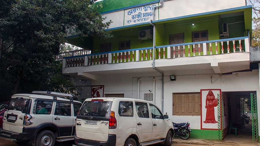 The Aranya Sundari Hotel provides basic facilities 