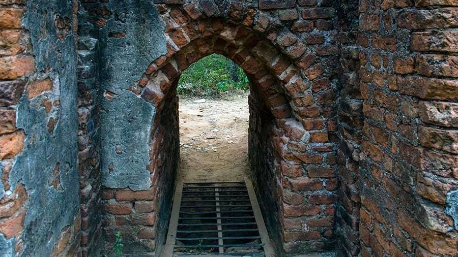 A passageway and a dip pit at the base of the central pillar 