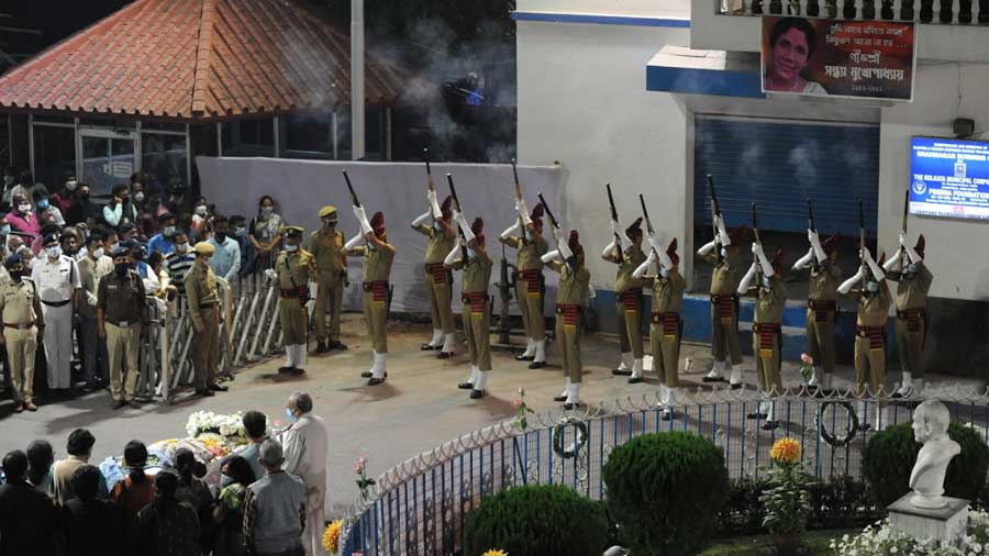A police contingent gives a gun salute to singer Sandhya Mukherjee at Keoratala crematorium on Wednesday. The veteran singer passed away on Tuesday night after a fatal cardiac arrest