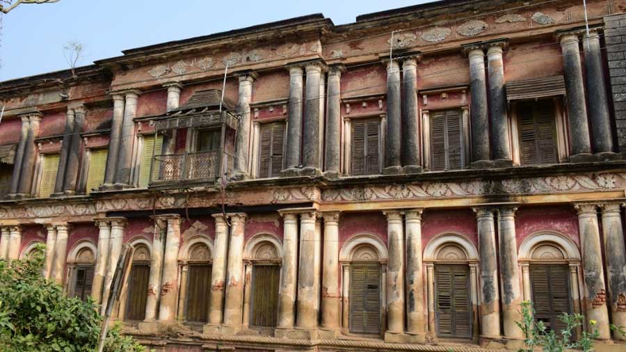 One of the several old mansions at Baidyapur