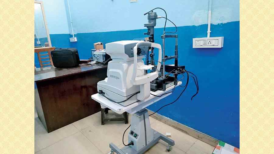 The eye check-up machine to measure power and eye pressure.