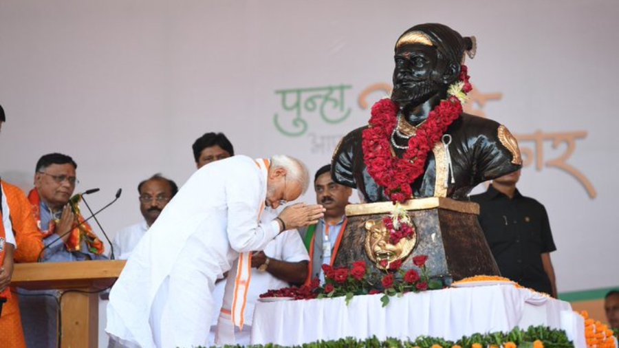 Prime Minister Narendra Modi paying tributes to Maratha empire founder Chhatrapati Shivaji