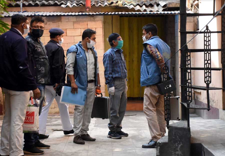 MURDER PROBE: Kolkata police personnel outside murdered gold merchant Shanti Lal Baid’s residence on Lee Road on Tuesday, February 15. His body was found at a guest house in Bhowanipore. Baid, who ran a jewellery store in Burrabazar, was abducted on Monday. The family received the first ransom call around 7.05pm the same day. Despite payment of Rs 25 lakhs to the prime suspect Vishnu Sharma near the south gate of the Victoria Memorial Hall, Baid’s life could not be saved. Sharma could not be arrested till reports last came in