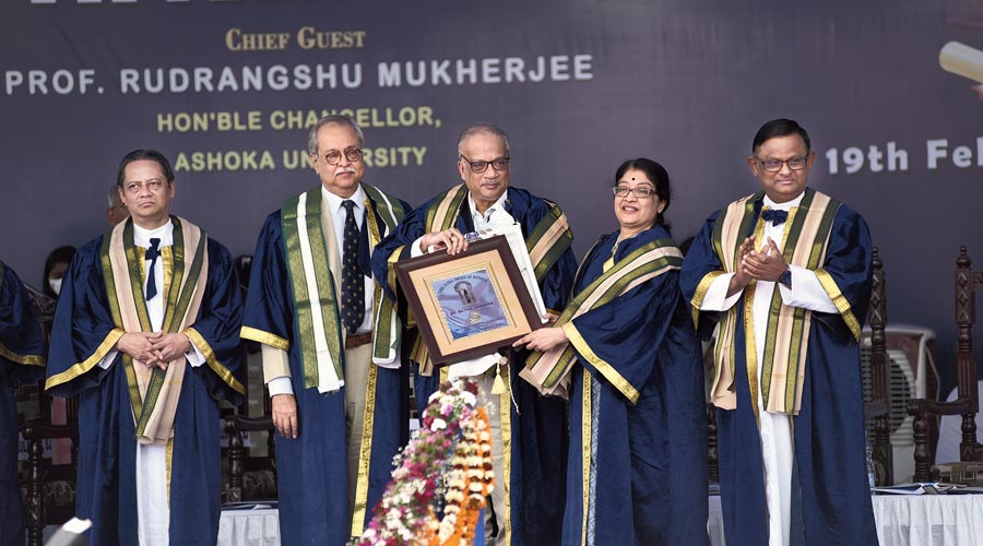 Sonali Chakravarti Banerjee, VC of Calcutta University, hands over the Nihil Ultra Award of Excellence to cardiac surgeon Dr Kunal Sarkar. Also present on the stage are (from left) Rev. Fr. Raphael Joseph Hyde, president, governing body of St Xavier’s College, Rudrangshu Mukherjee, historian and chancellor of Ashoka University, and Father Dominic Savio, the principal of St Xavier’s College. 