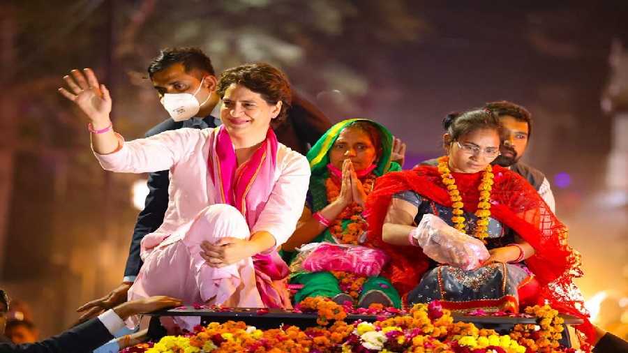 Priyanka Gandhi Uttar Pradesh Polls Priyanka Gandhi Begins Road Show In Lucknow Telegraph India