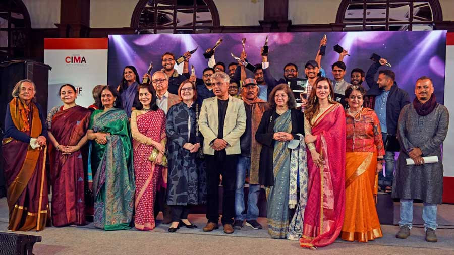 CIMA director Rakhi Sarkar with the winners, felicitated guests and other eminent personalities at the CIMA Awards 2022 at Taj Bengal 