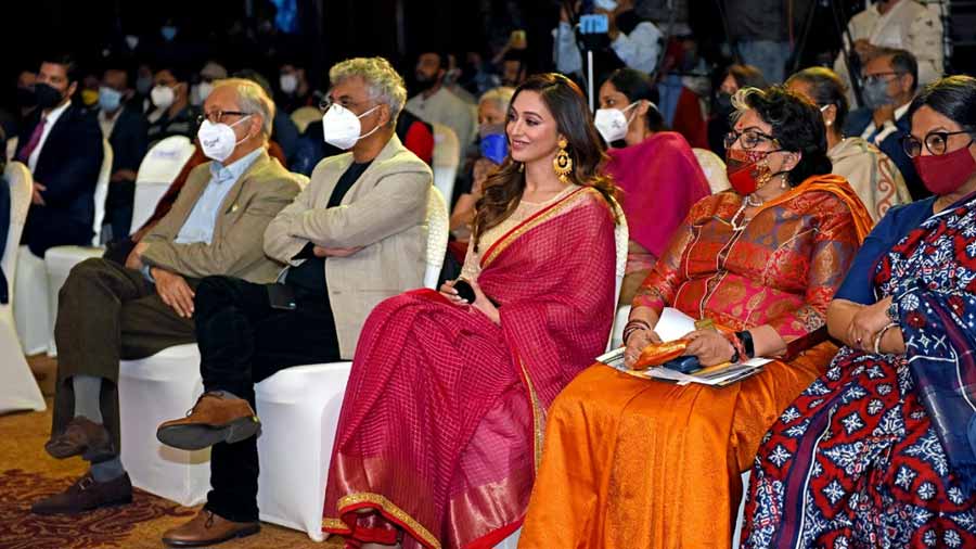 (L-R) Rudrangshu Mukherjee, Suman Mukhopadhyay, Mimi Chakraborty, Alka Pande and Jayasri Burman at the CIMA Awards 2022 