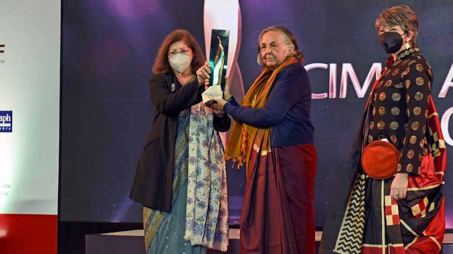 Art critic Ela Dutta accepts a felicitation on behalf of artist Arpita Singh from Rakhi Sarkar, and the chief administrator of CIMA, Pratiti Basu Sarkar