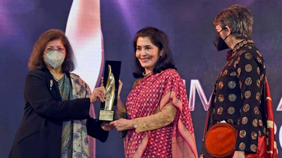 Tasneem Zakaria Mehta, director of the Dr Bhau Daji Lad Museum, Mumbai, is felicitated by Rakhi Sarkar and Pratiti Basu Sarkar