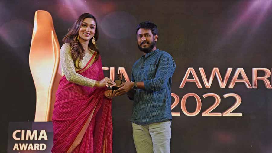 Actor and Lok Sabha member, Mimi Chakraborty, gives the Jury Award to Jaladhar Naskar for his work, ‘Shelter—I’