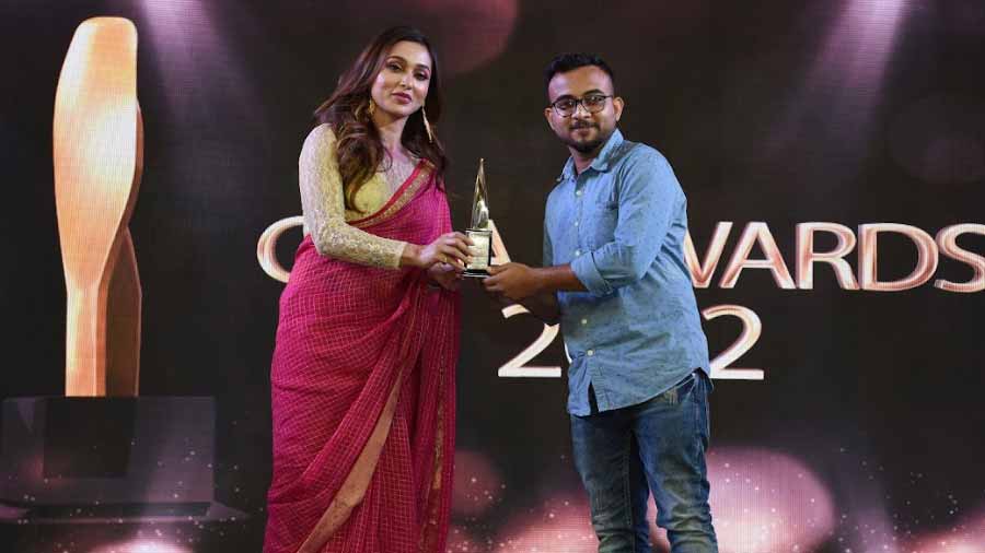 Mimi Chakraborty gives the Jury Award to Subhankar Bag for his work, ‘After Thoughts’