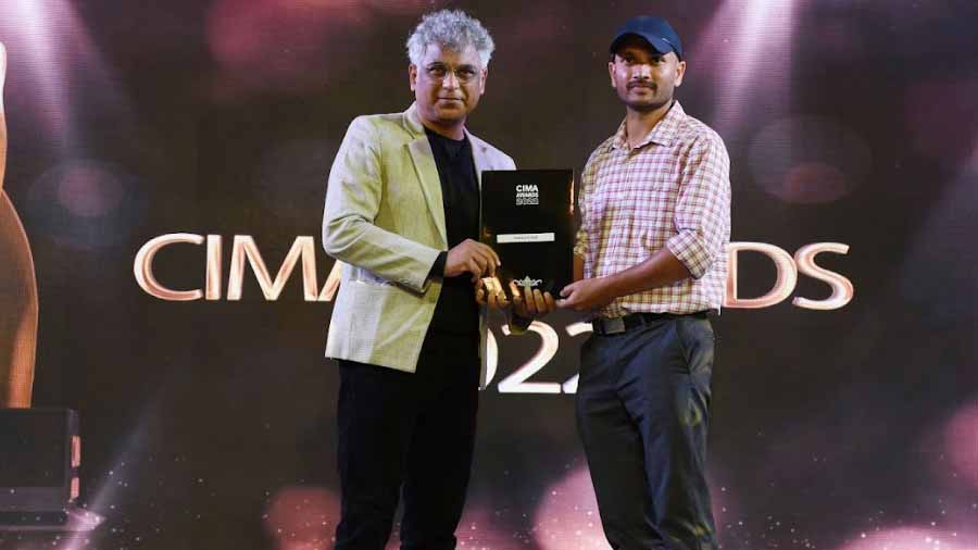 Theatre and film director, Suman Mukhopadhyay, gives the Director’s Award to Yogeesh P. Naik for his work, ‘Journey’