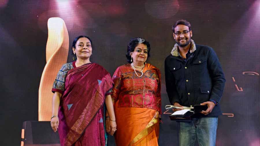 Shreyasi Chatterjee and Alka Pande give the Jury Award to Ravi Morya for his work, ‘Untitled’