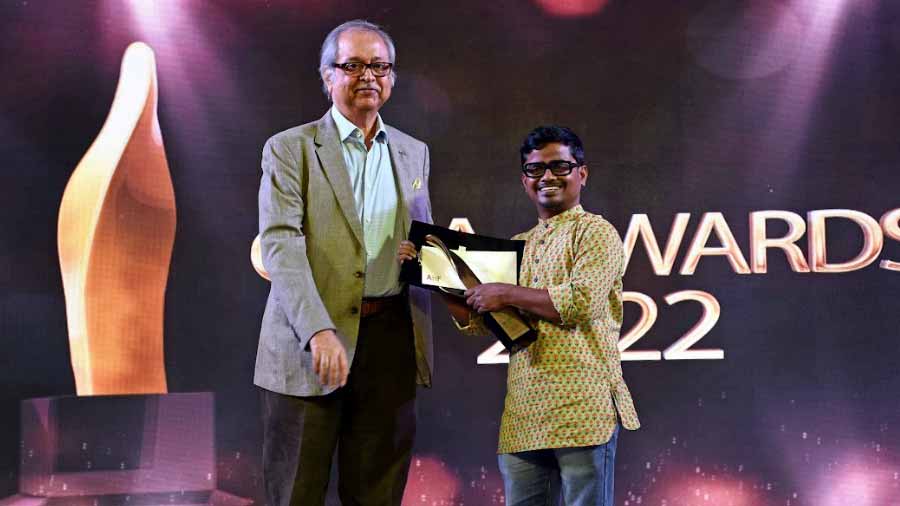 The chancellor of Ashoka University, Rudrangshu Mukherjee, gives the Special Award to Sayantan Samanta for his work, ‘Concrete Dinner’