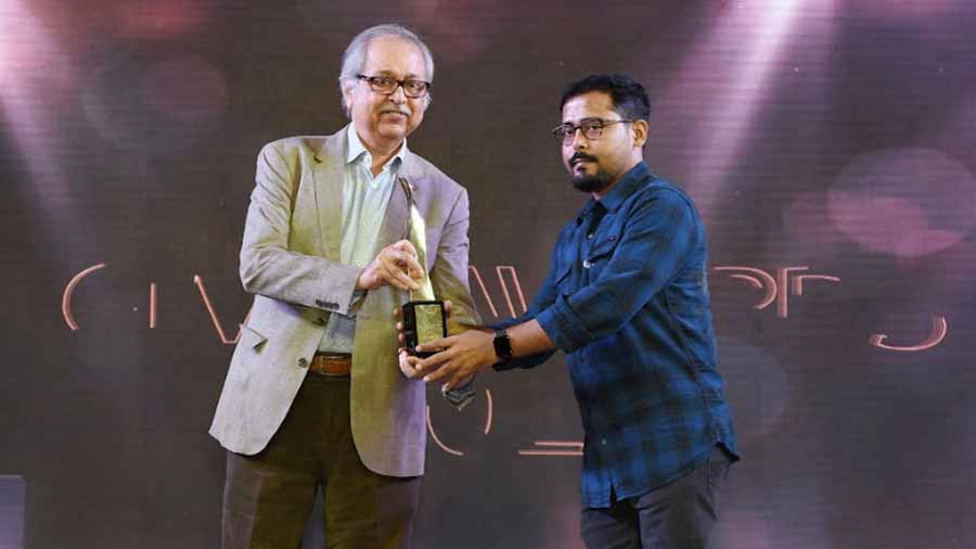 Rudrangshu Mukherjee gives the Special Award to Anirban Saha for his work, ‘Quarantine Note Book’