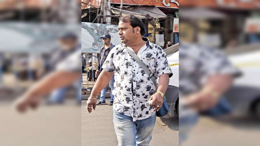 A man without a mask  at the Esplanade crossing, near the KC Das outlet,  said: “It is so hot. With a mask on, I was sweating  like anything. I have removed it for  a while.” 