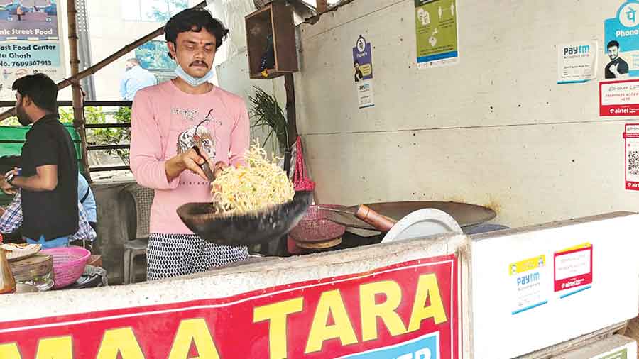 (Inset) A hawker tosses chowmein in a wok at the IT hub. 