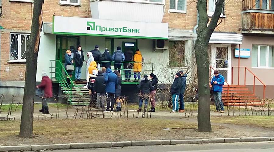 Queues outside ATMs in Kiev on Thursday morning