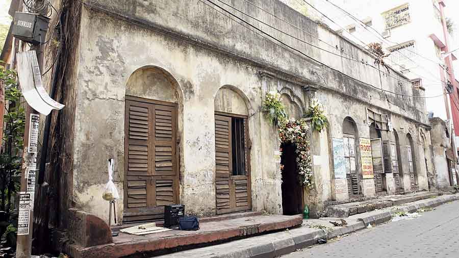 Pre-renovation: The building at 60/14, Gauribari Lane, off Raja Dinendra Street. It is now locally referred to as Iskcon Ultadanga