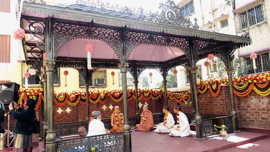 The pergola on the roof with fibre models of Bhaktisiddhanta Saraswati and his disciples meeting the young Prabhupada, then known as Abhay Charan De, and his friend Narendra Mullick. 