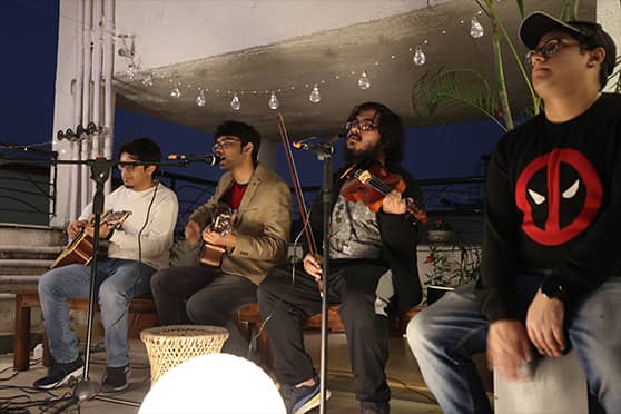 Swastik Banerjee, Sourjyadip Ray, Pratik Saha and Rishi Poddar from the band The Geek’s Guitar fused Bengali indie and English folk music. 