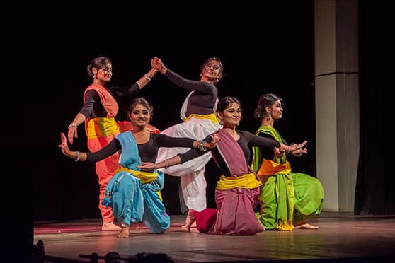 The Dashabhuja Bangali awards ceremony began with students of St. Xavier’s College (Autonomous) dancing to the tune of Badh bhenge dao. The Park Street campus celebrated International Mother Language Day on February 21 by felicitating eminent Bengali personalities for their contribution to various fields. 