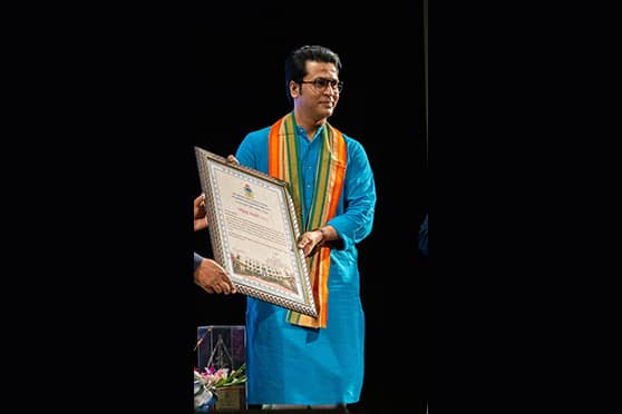Actor Anirban Bhattacharya was awarded for his contribution to cinema and theatre. The Shah Jahan Regency actor hummed a few lines of Kichchu chaini aami and Nijeder mote nijeder gaan on audience demand.