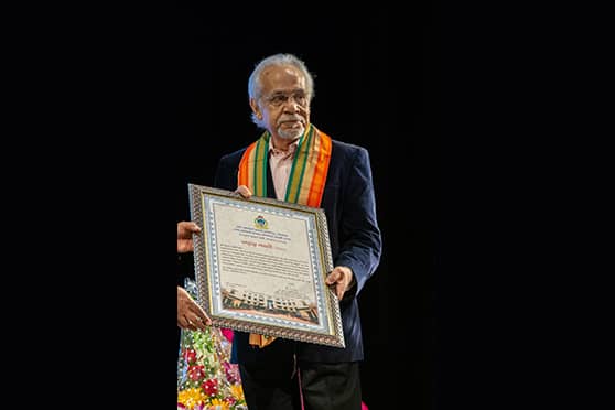 Actor and theatre artiste Dhritiman Chatterjee was awarded the lifetime achievement Dashabhuja Samman. The audience gave him a standing ovation.