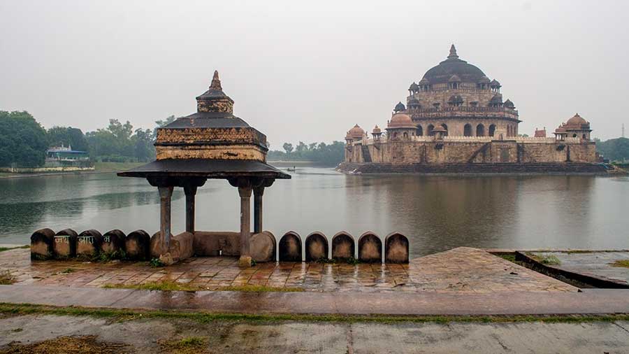 The tomb of Sher Shah Suri. Born Farid Khan, the ruler is said to have got his name after killing a tiger. His sprawling tomb stands in the middle of a water body and is often referred to as ‘paani roza’. The two-storied, octagonal edifice boasts of arched gateways and several graves lie inside, with Sher Shah’s covered in a decorative chaadar. The western wall is the qiblah, or direction of the Kaaba (Mecca) and the tomb doubles up as a mosque. 