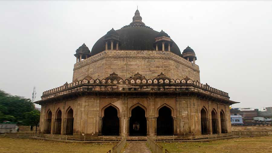The tomb of Hasan Khan Suri. About 100m east of Sher Shah’s tomb is the tomb of his father Hasan Khan, also referred to as Hasan Suri. Also called ‘sukha roza’, it is a smaller structure with remarkable architectural similarities to Sher Shah’s tomb.