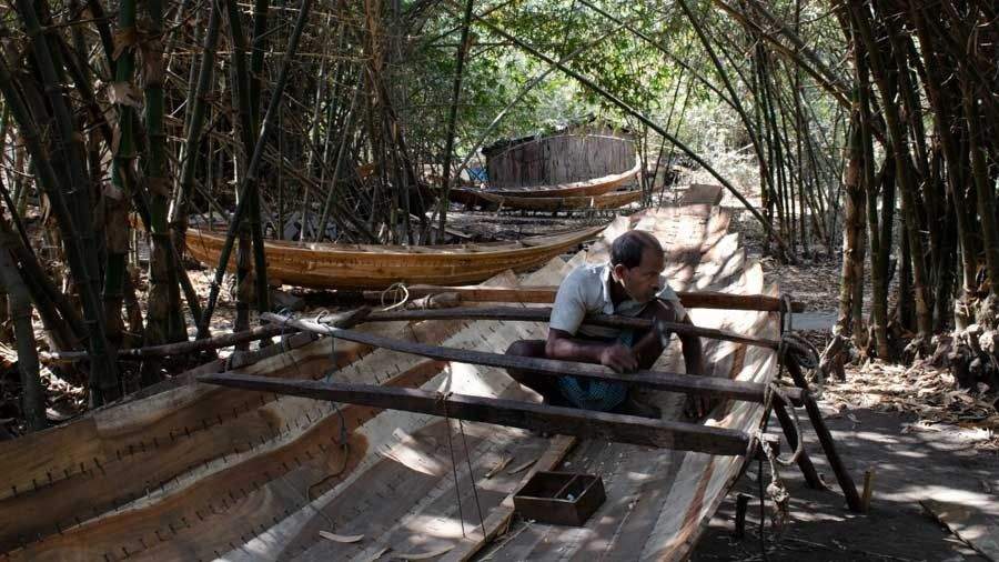 Bhattacharyya’s first experience watching boat-making was ‘was no less than magic’