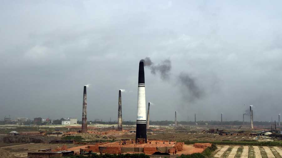 Smoke billows from the chimneys of a brick factory in Ashulia, Dhaka. The PM 2.5 pollution level was found to be maximum in Dhaka and neighbouring cities like Gazipur and Narayanganj