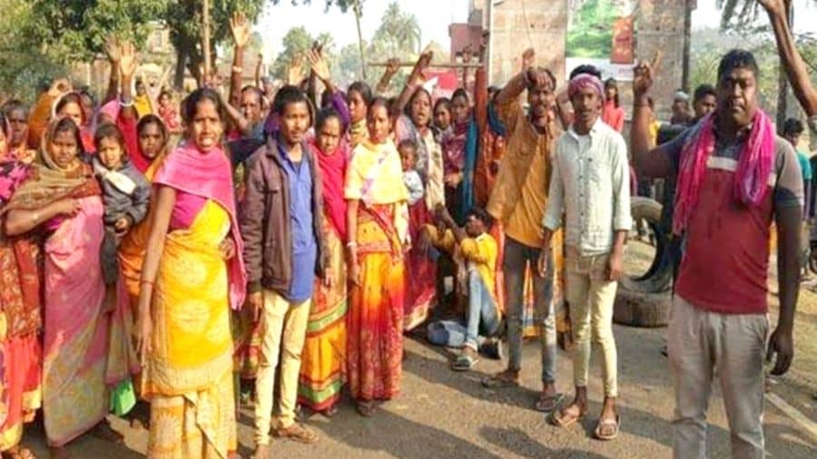 Agitated mob demonstrating outside the Taljhari police station in Sahibganj 