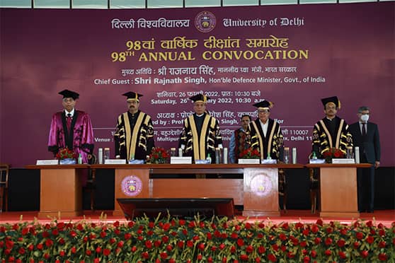 Defence minister Rajnath Singh (third from left) as chief guest for DU’s 98th convocation ceremony. 