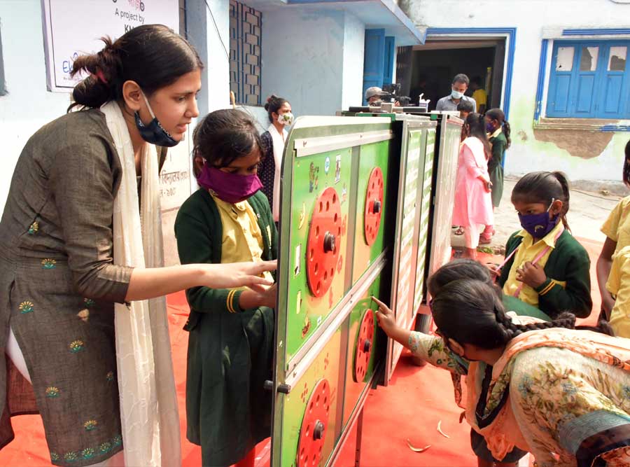 KNOWLEDGE ON WHEELS: Students play an interactive learning game at a mobile learning unit in Kolkata on Tuesday, February 22. ‘Anando Gari’, an initiative by Kolkata Municipal Corporation, aims to reduce the learning gap in children because of the pandemic. The unit currently caters to students from four KMC-run primary schools