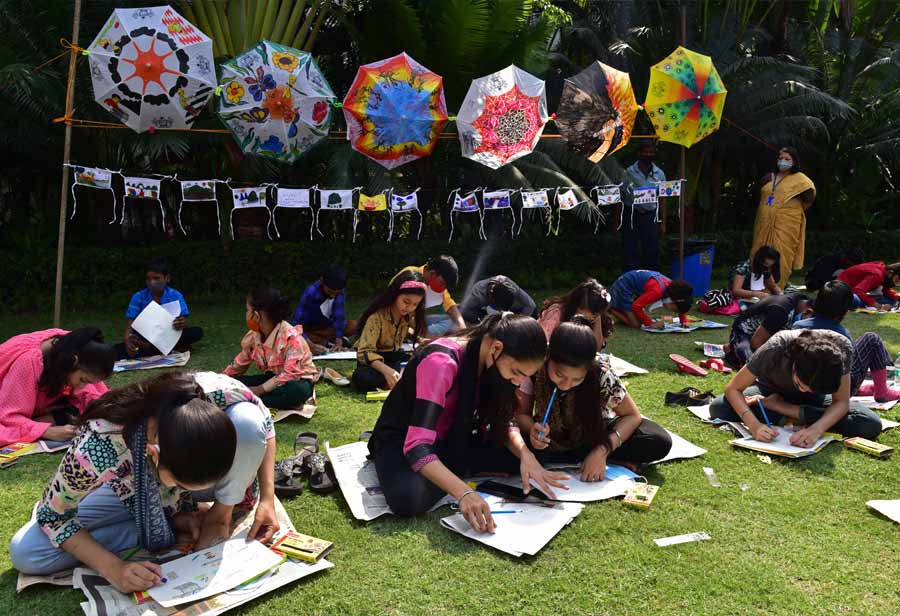 Students take part in Apeejay Anand Art Workshop on the lawns of Apeejay House on Park Street on Saturday. Students from other countries attended the workshop virtually 