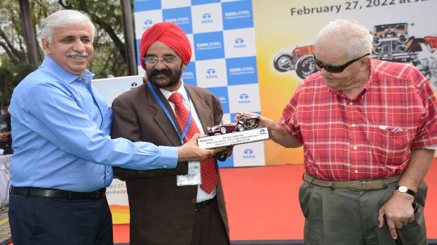 Gurmukh Singh Khokhar receives the best overall champion award for his Austin from Chanakya Chaudhary (left) and Dr. J J Irani in Jamshedpur on Sunday.