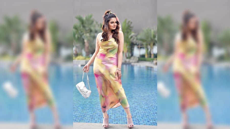 Tnusree cut a pretty frame in a multi-colour subtle metallic satin dress from Zara for a contemporary look. The hair tied into a short pony was accessorised with scarf rubber band from Trink Box by NGB. Pink lips accentuated the look.