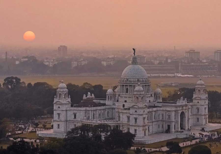 FAREWELL, 2021: A mellow winter sun sets on the last day of the year against the Kolkata skyline with its beloved landmark, the Victoria Memorial Hall, providing the perfect composition, on Friday, December 31. 