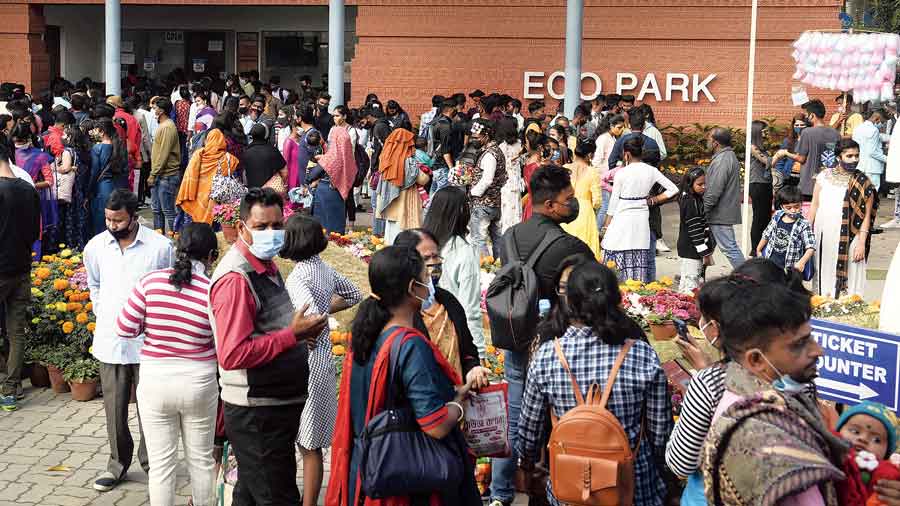 Visitors in front of the Eco Park ticket counter.