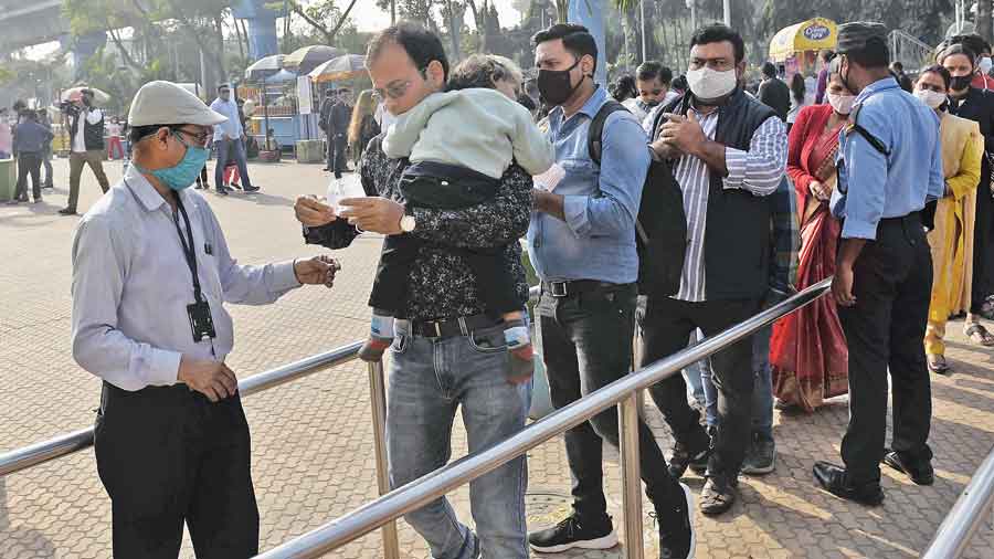 A guard tells visitors to Nicco Park to wear masks