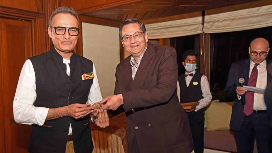 Chaturvedi being felicitated by Chandra Kumar Bose